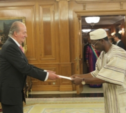 Su Majestad el Rey recibe las Cartas Credenciales del embajador de la República de Guinea, Frédéric Kolie